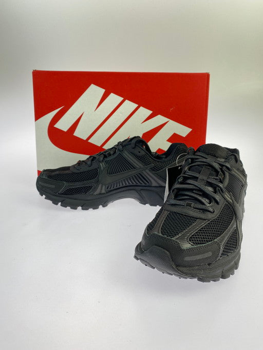 【中古美品】【メンズ/レディース】 NIKE ナイキ BV1358-003 ZOOM VOMERO 5 BLACK BLACK 靴 シューズ スニーカー 160-250218-AS-15-min サイズ：26.5cm カラー：ブラック 万代Net店