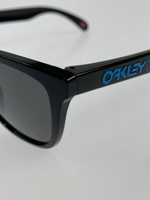 【中古品】【メンズ/レディース】 OAKLEY オークリー ×FRAGMENT フラグメント FROGSKINS "VIVID BLUE" サングラス アイウェア 203-250223-AS-10-min サイズ：54□17-138 カラー：ブラック 万代Net店