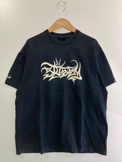 【中古品】【メンズ】 STUSSY ステューシー CUSTOMADE GRAPHIC TEE カスタムエイド グラフィック Tシャツ 半袖Tシャツ トップス 142-250218-yn-15-min カラー：ブラック 万代Net店