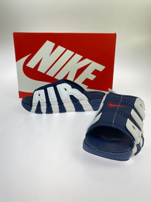 【中古品】【メンズ】 NIKE ナイキ FQ8699-400 AIR MORE UPTEMPO SLIDE OLYMPIC エア モア アップテンポ スライド スニーカー シューズ 靴 160-250228-me-02-min サイズ：28.0cm US10 カラー：MIDNIGHT NAVY/UNIVERSITY RED 万代Net店