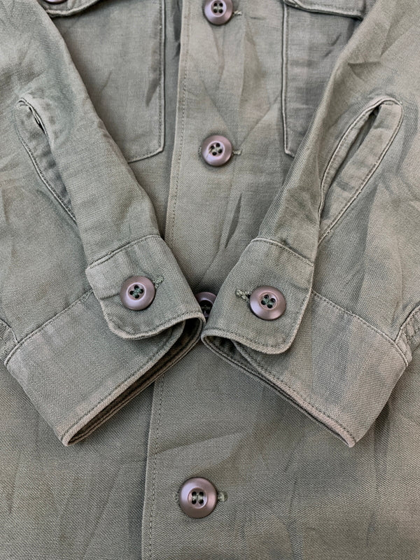 【現状渡し品】【メンズ】 US.ARMY ユーエスアーミー UTILITY SHIRT 8405-782-3017 ユーティリティシャツ メンズ アウター ミリタリー 長袖 146-260510-em-31-min カラー：オリーブグリーン 万代Net店