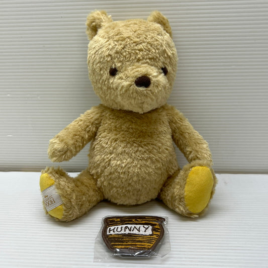 【中古品】 クラシック プー おひさまマーケット 限定300体 ぬいぐるみ M 刺しゅうバッジ付 041-251219-em-10-min 万代Net店