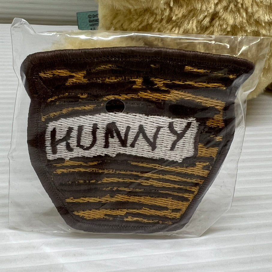 【中古品】 クラシック プー おひさまマーケット 限定300体 ぬいぐるみ M 刺しゅうバッジ付 041-251219-em-10-min 万代Net店