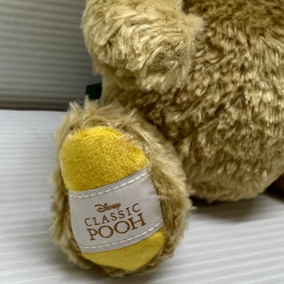 【中古品】 クラシック プー おひさまマーケット 限定300体 ぬいぐるみ M 刺しゅうバッジ付 041-251219-em-10-min 万代Net店