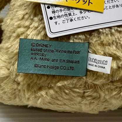 【中古品】 クラシック プー おひさまマーケット 限定300体 ぬいぐるみ M 刺しゅうバッジ付 041-251219-em-10-min 万代Net店