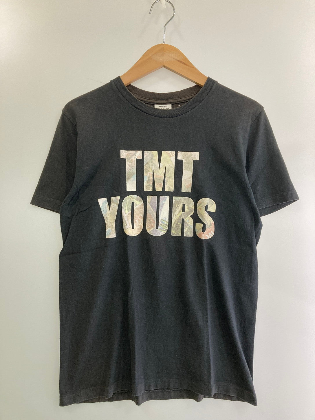 【現状渡し品】【メンズ】 TMT ティーエムティー S S TEE "YOURS" ショートスリーブ 140-250414-AS-7-min サイズ：M カラー：ブラック 万代Net店