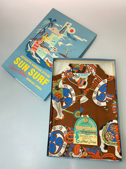 【現状渡し品】【メンズ】 SUN SURF サンサーフ SS20880 SPECIAL EDITION実名復刻DRIFT WOOD SPORTSWEARRAYON L S THE BOYS FESTIVAL Style シャツ トップス 145-250411-ks-44-min カラー：ブラウン系 万代Net店