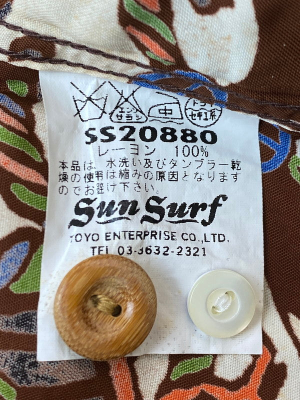 【現状渡し品】【メンズ】 SUN SURF サンサーフ SS20880 SPECIAL EDITION実名復刻DRIFT WOOD SPORTSWEARRAYON L S THE BOYS FESTIVAL Style シャツ トップス 145-250411-ks-44-min カラー：ブラウン系 万代Net店