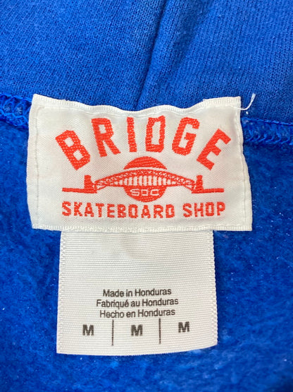 【中古品】【メンズ】 BRIDGE SKATEBOARD SHOP ブリッジ スケートボード ショップ PULL OVER HOODIE プルオーバー フーディ メンズ パーカー トップス 142-250417-em-04-min サイズ：M カラー：ブルー 万代Net店