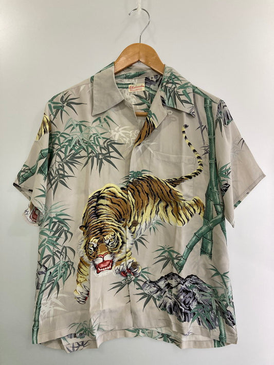 【中古品】【メンズ】 SUN SURF サンサーフ SPECIAL EDITION SS32946 KAIKAMAHINE "TIGER READY FOR THE HUNT" RAYON SS ALOHA SHIRT アロハシャツ 145-250503-ks-41-min サイズ：XS 万代Net店