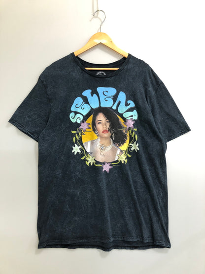 【中古品】【メンズ】 SELENA SINGER TEE セレーナ シンガー 半袖Tシャツ メンズ トップス バンドT 146-260510-em-59-min サイズ：L カラー：ネイビー 万代Net店