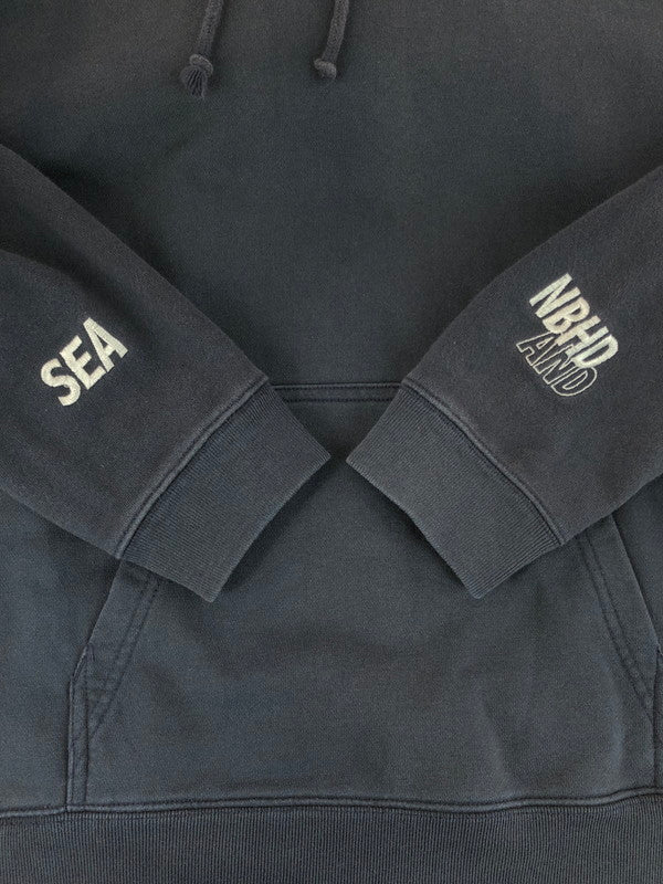【中古品】【メンズ】 WIND AND SEA LOGO PRINT HOODIE ウィンダンシー ロゴ プリント フーディー パーカー トップス 142-251028-rt-14-tag サイズ：M カラー：ネイビー 万代Net店