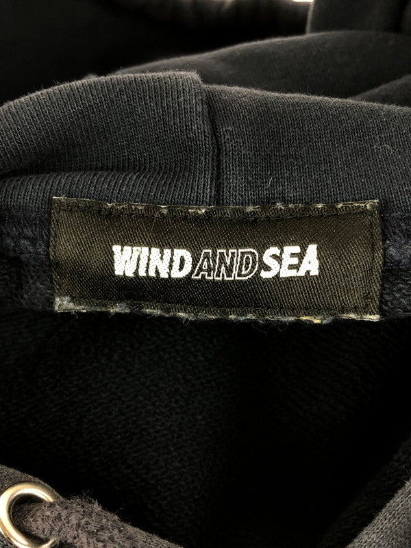 【中古品】【メンズ】 WIND AND SEA LOGO PRINT HOODIE ウィンダンシー ロゴ プリント フーディー パーカー トップス 142-251028-rt-14-tag サイズ：M カラー：ネイビー 万代Net店