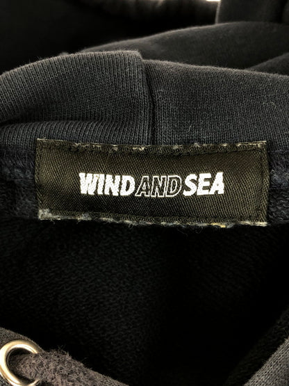 【中古品】【メンズ】 WIND AND SEA LOGO PRINT HOODIE ウィンダンシー ロゴ プリント フーディー パーカー トップス 142-251028-rt-14-tag サイズ：M カラー：ネイビー 万代Net店