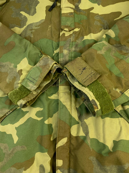 【中古品】【メンズ】 US.ARMY アメリカ軍 WOODLAND CAMO GEN1 PARKA 8413-01-228-1320 ウッドランド カモ GEN1 パーカー アウター 146-250626-jt-19-min サイズ：LARGE-LONG カラー：グリーンカモ 万代Net店
