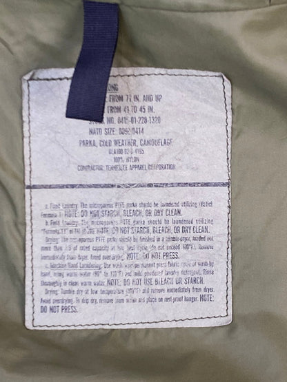 【中古品】【メンズ】 US.ARMY アメリカ軍 WOODLAND CAMO GEN1 PARKA 8413-01-228-1320 ウッドランド カモ GEN1 パーカー アウター 146-250626-jt-19-min サイズ：LARGE-LONG カラー：グリーンカモ 万代Net店