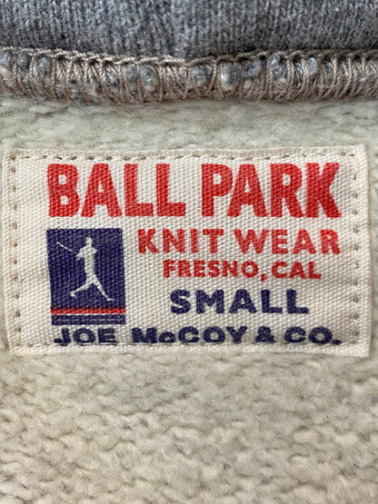 【中古品】【メンズ/レディース】 JOE McCOY ジョーマッコイ STENCIL HOODIE BALL PARK パーカー ステンシル フーディ スウェット トップス 145-250520-em-01-min サイズ：S カラー：グレー 万代Net店