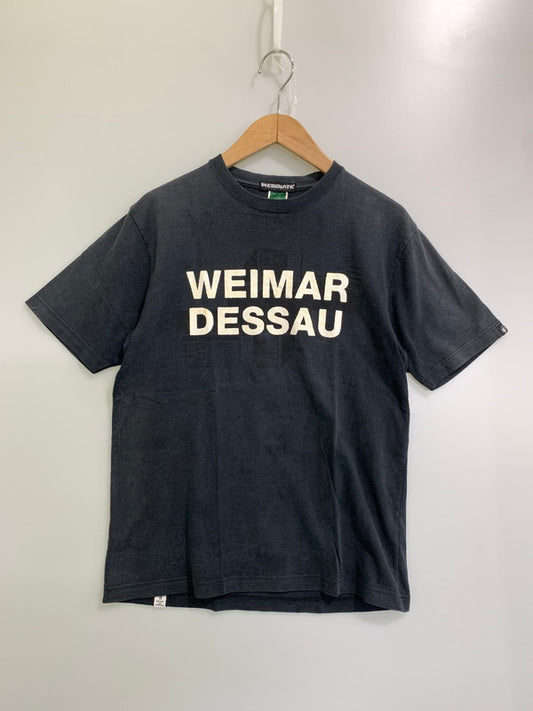 【現状渡し品】【メンズ】 RESONATE GOOD ENOUGH WEIMAR DESSAU PRINT TEE リゾネイトグッドイナフ プリントTシャツ 半袖Tシャツ トップス 142-250602-yn-23-min サイズ：02 カラー：ブラック 万代Net店