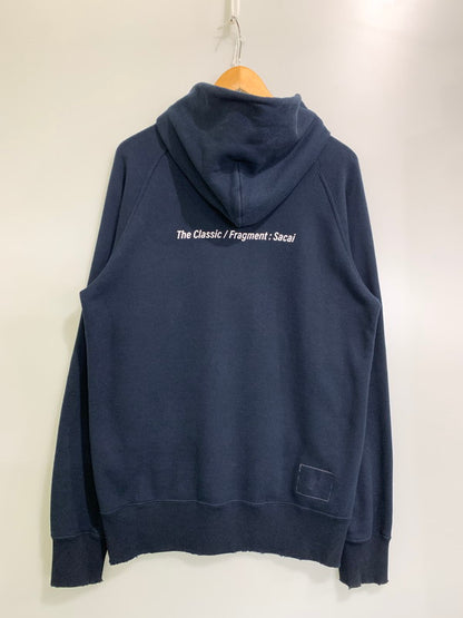 【中古品】【メンズ】 Sacai サカイ FRAGMENT DESIGN SWEAT HOODIE 21-0315S フラグメントデザイン ダメージ加工 スウェードアップリケ スウェット パーカー トップス 140-250602-yn-01-min サイズ：2 カラー：ネイビー 万代Net店