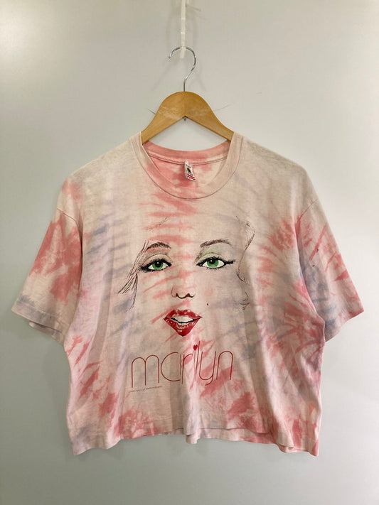 【現状渡し品】【メンズ】 MARILYN MONROE マリリンモンロー 80S TIE DYE TEE ショートスリーブ 146-250604-AS-39-min カラー：ピンク系 万代Net店