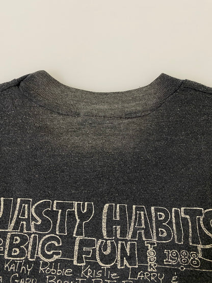 【現状渡し品】【メンズ】 THE NASTY HABITS 80's BIC FUN TOUR TEE ザ ナスティ ハビッツ ツアーTシャツ 半袖Tシャツ トップス 146-250613-yn-15-min サイズ：L カラー：ダークグレー 万代Net店