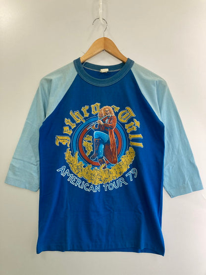 【現状渡し品】【メンズ】 JETTHRD TULL ジェスロタル 1979 STORMWATCH TOUR TEE ハーフスリーブ 146-250615-AS-10-min サイズ：M カラー：ブルー系 万代Net店