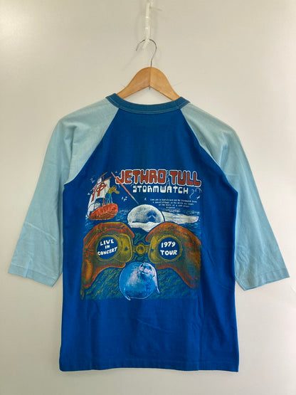 【現状渡し品】【メンズ】 JETTHRD TULL ジェスロタル 1979 STORMWATCH TOUR TEE ハーフスリーブ 146-250615-AS-10-min サイズ：M カラー：ブルー系 万代Net店