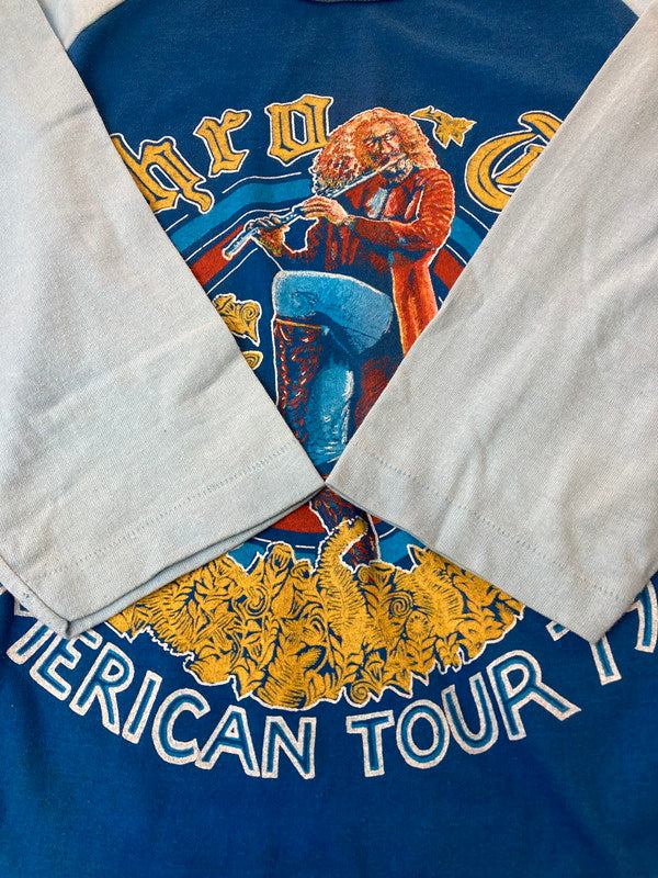 【現状渡し品】【メンズ】 JETTHRD TULL ジェスロタル 1979 STORMWATCH TOUR TEE ハーフスリーブ 146-250615-AS-10-min サイズ：M カラー：ブルー系 万代Net店
