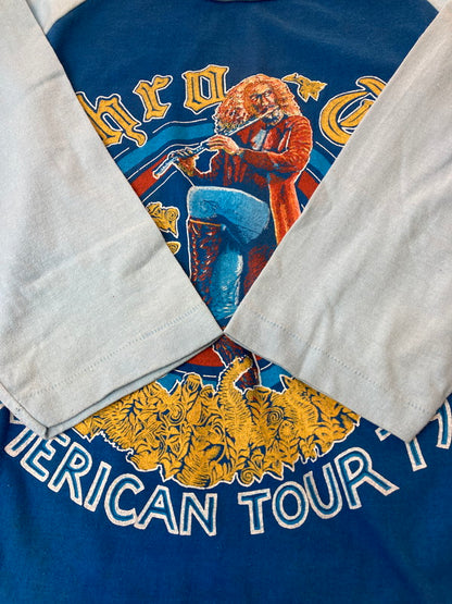 【現状渡し品】【メンズ】 JETTHRD TULL ジェスロタル 1979 STORMWATCH TOUR TEE ハーフスリーブ 146-250615-AS-10-min サイズ：M カラー：ブルー系 万代Net店