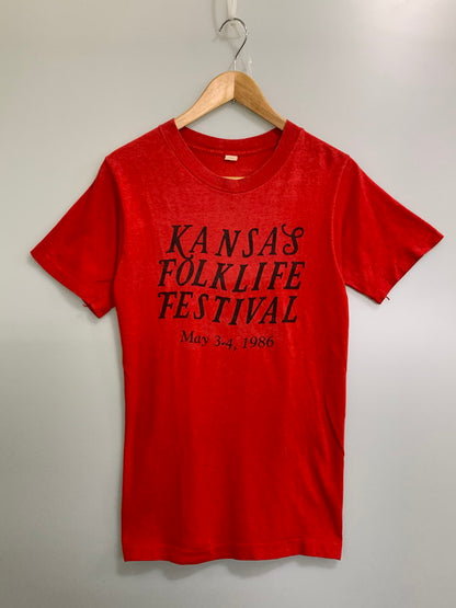 【現状渡し品】【メンズ】 KANSAS FOLKLIFE FESTIVAL 1986 FESTIVAL TEE Tシャツ トップス 146-250710-ks-68-min カラー：レッド 万代Net店