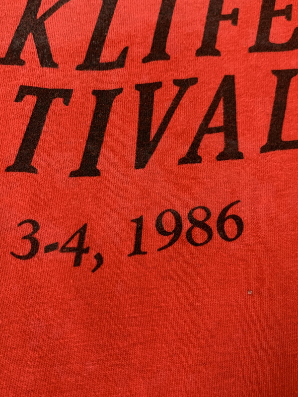 【現状渡し品】【メンズ】 KANSAS FOLKLIFE FESTIVAL 1986 FESTIVAL TEE Tシャツ トップス 146-250710-ks-68-min カラー：レッド 万代Net店