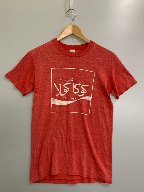 【中古品】【メンズ】 COCA-COLA コカ・コーラ ARABIC ADVERTISING 70S TEE Tシャツ トップス 146-250710-ks-69-min カラー：レッド系 万代Net店