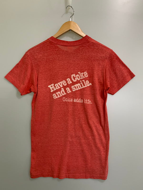 【中古品】【メンズ】 COCA-COLA コカ・コーラ ARABIC ADVERTISING 70S TEE Tシャツ トップス 146-250710-ks-69-min カラー：レッド系 万代Net店