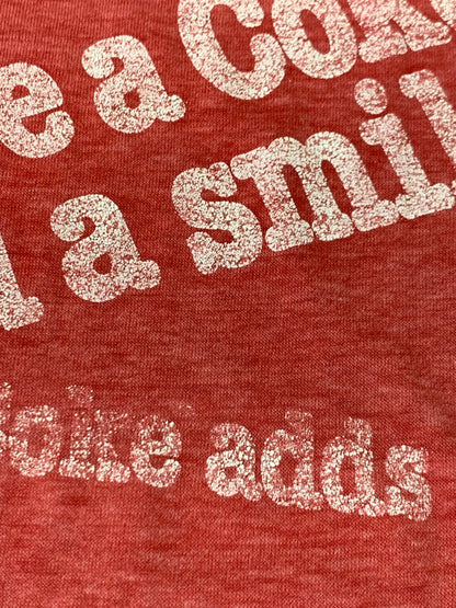 【中古品】【メンズ】 COCA-COLA コカ・コーラ ARABIC ADVERTISING 70S TEE Tシャツ トップス 146-250710-ks-69-min カラー：レッド系 万代Net店