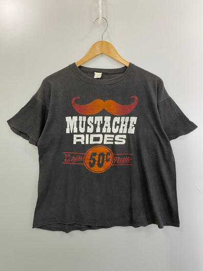 【現状渡し品】【メンズ】 MUSTACHE RIDES PRINT TEE ムスタッシュ プリント Tシャツ メンズ トップス 146-250620-em-31-min サイズ：XL カラー：ダークグレー 万代Net店