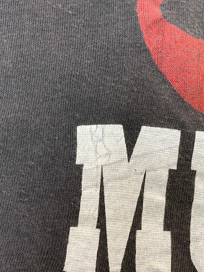 【現状渡し品】【メンズ】 MUSTACHE RIDES PRINT TEE ムスタッシュ プリント Tシャツ メンズ トップス 146-250620-em-31-min サイズ：XL カラー：ダークグレー 万代Net店