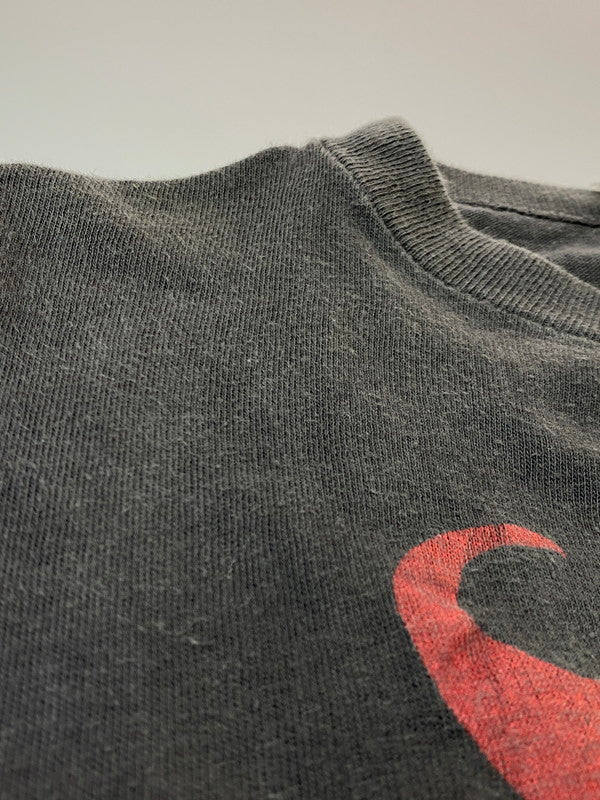 【現状渡し品】【メンズ】 MUSTACHE RIDES PRINT TEE ムスタッシュ プリント Tシャツ メンズ トップス 146-250620-em-31-min サイズ：XL カラー：ダークグレー 万代Net店