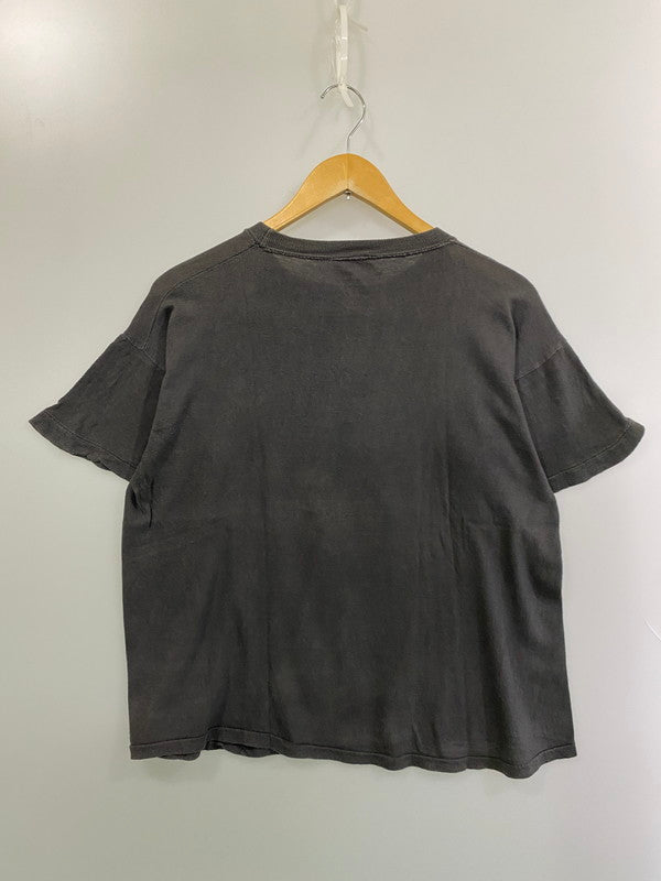 【現状渡し品】【メンズ】 MUSTACHE RIDES PRINT TEE ムスタッシュ プリント Tシャツ メンズ トップス 146-250620-em-31-min サイズ：XL カラー：ダークグレー 万代Net店