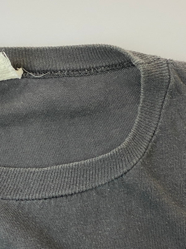 【現状渡し品】【メンズ】 MUSTACHE RIDES PRINT TEE ムスタッシュ プリント Tシャツ メンズ トップス 146-250620-em-31-min サイズ：XL カラー：ダークグレー 万代Net店