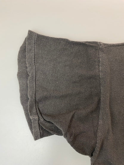 【現状渡し品】【メンズ】 MUSTACHE RIDES PRINT TEE ムスタッシュ プリント Tシャツ メンズ トップス 146-250620-em-31-min サイズ：XL カラー：ダークグレー 万代Net店