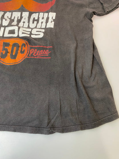 【現状渡し品】【メンズ】 MUSTACHE RIDES PRINT TEE ムスタッシュ プリント Tシャツ メンズ トップス 146-250620-em-31-min サイズ：XL カラー：ダークグレー 万代Net店