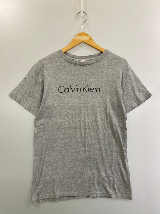 【中古品】【メンズ】 CAVIN KLEIN カルバンクライン SS LOGO TEE 90S USA製 半袖 ロゴ Tシャツ 90年代 アメリカ製 メンズ トップス 141-250624-em-12-min サイズ：S カラー：グレー 万代Net店