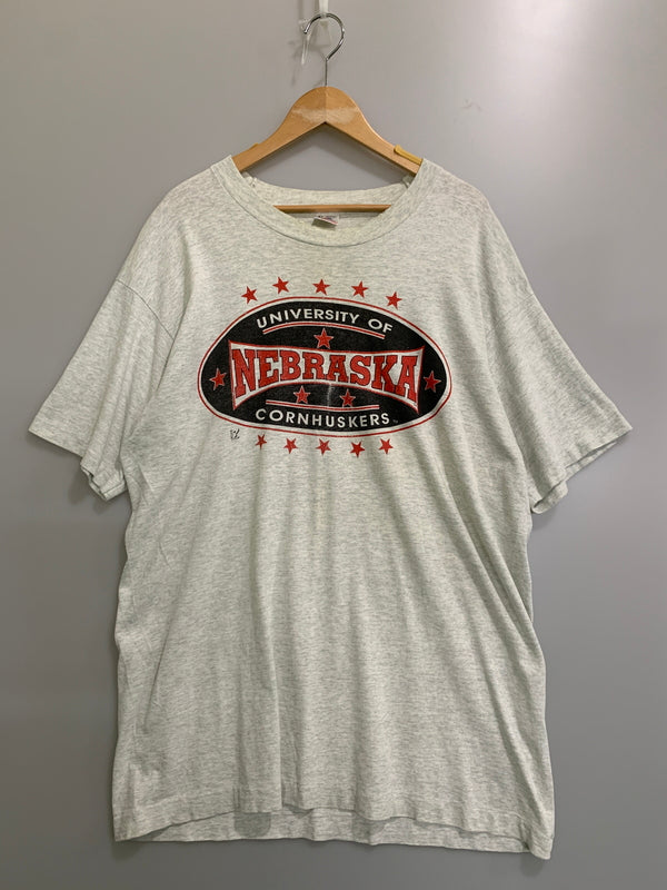 【現状渡し品】【メンズ】 FRUIT OF THE LOOM フルーツオブザルーム 90S NEBRASKA FOOTBALL TEAM PRINT TEE 半袖Tシャツ ショートスリーブ 146-260718-AS-27-min サイズ：XL カラー：グレー 万代Net店