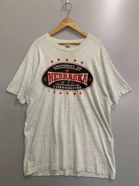 【現状渡し品】【メンズ】 FRUIT OF THE LOOM フルーツオブザルーム 90S NEBRASKA FOOTBALL TEAM PRINT TEE 半袖Tシャツ ショートスリーブ 146-260718-AS-27-min サイズ：XL カラー：グレー 万代Net店