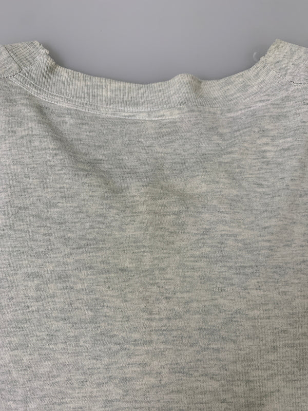【現状渡し品】【メンズ】 FRUIT OF THE LOOM フルーツオブザルーム 90S NEBRASKA FOOTBALL TEAM PRINT TEE 半袖Tシャツ ショートスリーブ 146-260718-AS-27-min サイズ：XL カラー：グレー 万代Net店