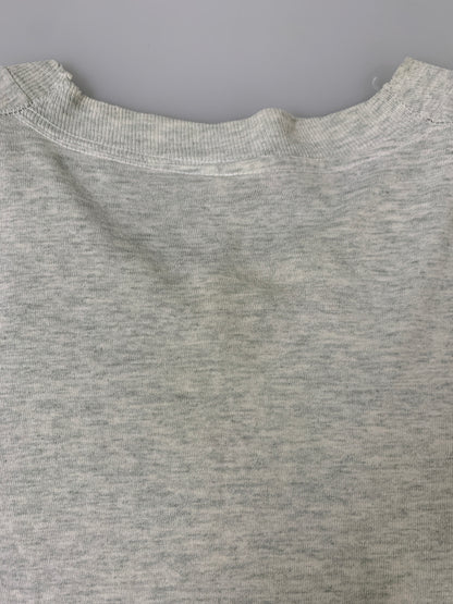【現状渡し品】【メンズ】 FRUIT OF THE LOOM フルーツオブザルーム 90S NEBRASKA FOOTBALL TEAM PRINT TEE 半袖Tシャツ ショートスリーブ 146-260718-AS-27-min サイズ：XL カラー：グレー 万代Net店