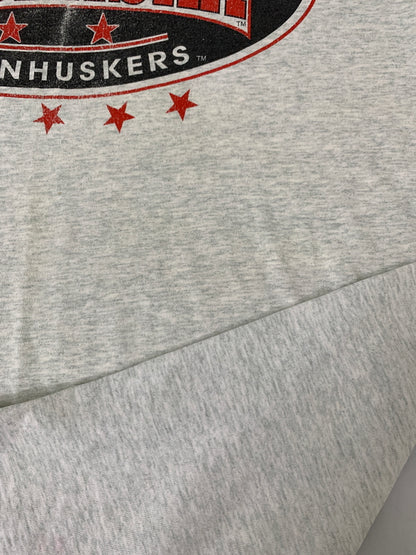 【現状渡し品】【メンズ】 FRUIT OF THE LOOM フルーツオブザルーム 90S NEBRASKA FOOTBALL TEAM PRINT TEE 半袖Tシャツ ショートスリーブ 146-260718-AS-27-min サイズ：XL カラー：グレー 万代Net店