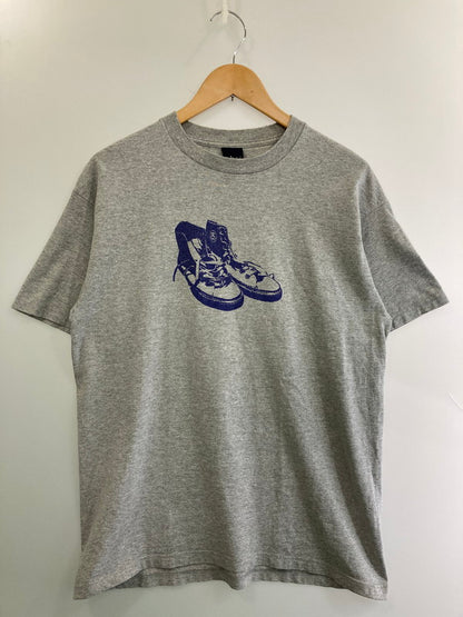 【中古品】【メンズ】 STUSSY ステューシー SNEAKERS PRINT T-SHIRT Tシャツ トップス 142-250710-ks-50-min サイズ：L カラー：ライトグレー 万代Net店