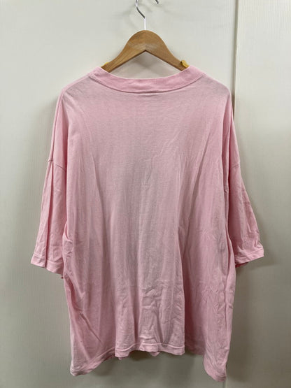 【中古品】【メンズ】 RUDE DOG BRAND c1989 THE JOKER PRINT TEE ルードドッグ ブランド ショートスリーブ プリントTシャツ 半袖Tシャツ トップス 146-250725-yn-04-min サイズ：BIGGER カラー：ピンク 万代Net店