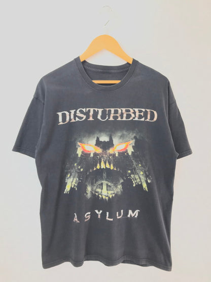 【中古品】【メンズ】 DISTURBED ディスターブド ASYLUM TOUR 2010 TEE アサイラム ツアー 2010 Tシャツ 半袖Tシャツ トップス 146-260510-rt-16-tag サイズ：不明 下記参照 カラー：ブラック 万代Net店